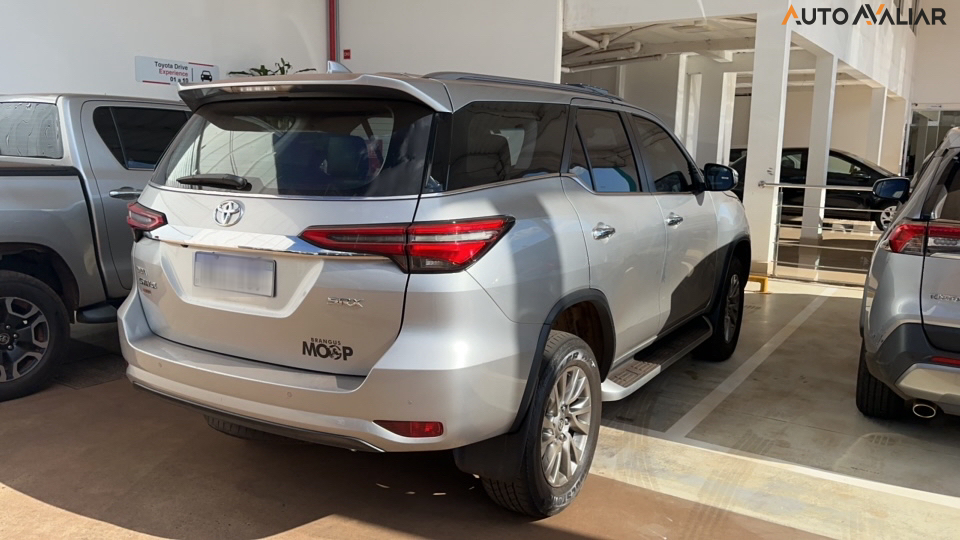 TOYOTA HILUX SW4 2.8 D-4D TURBO DIESEL SRX 4X4 AUTOMÁTICO