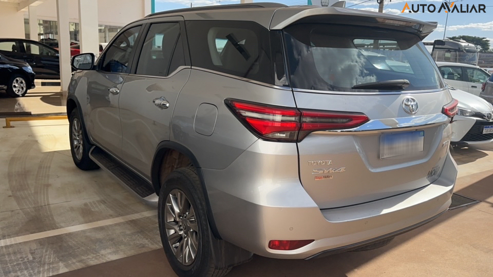 TOYOTA HILUX SW4 2.8 D-4D TURBO DIESEL SRX 4X4 AUTOMÁTICO