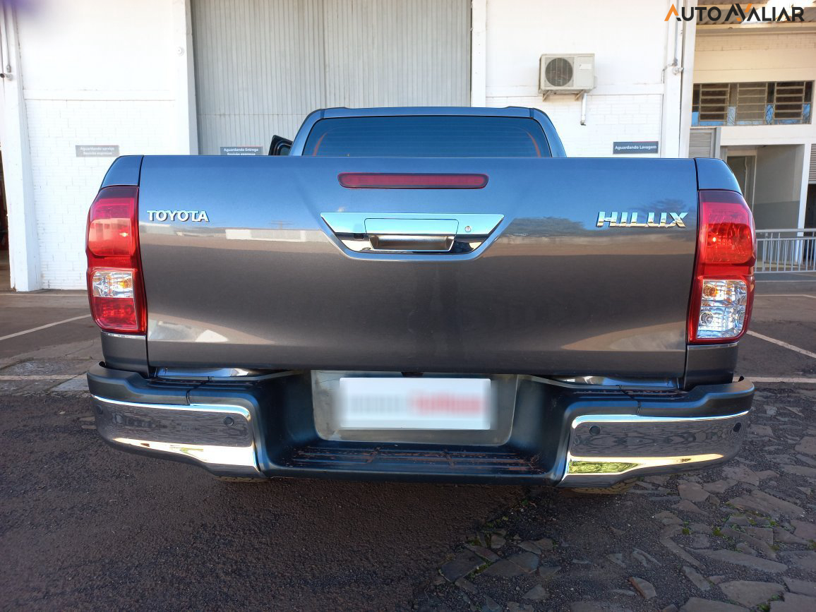 TOYOTA HILUX 2.8 D-4D TURBO DIESEL CD SR 4X4 AUTOMÃTICA