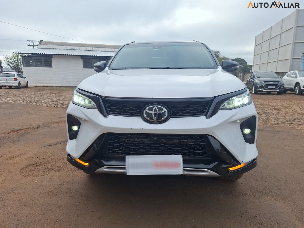 TOYOTA HILUX SW4 2.8 D-4D TURBO DIESEL DIAMOND 7L 4X4 AUTOMÁTICO