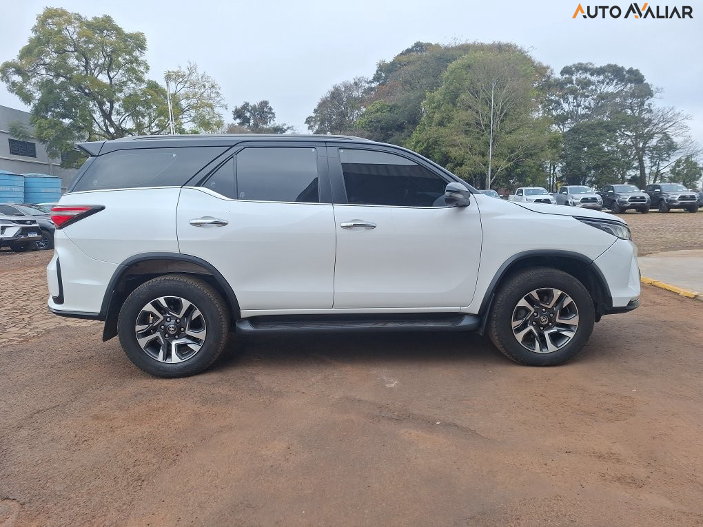 TOYOTA HILUX SW4 2.8 D-4D TURBO DIESEL DIAMOND 7L 4X4 AUTOMÁTICO