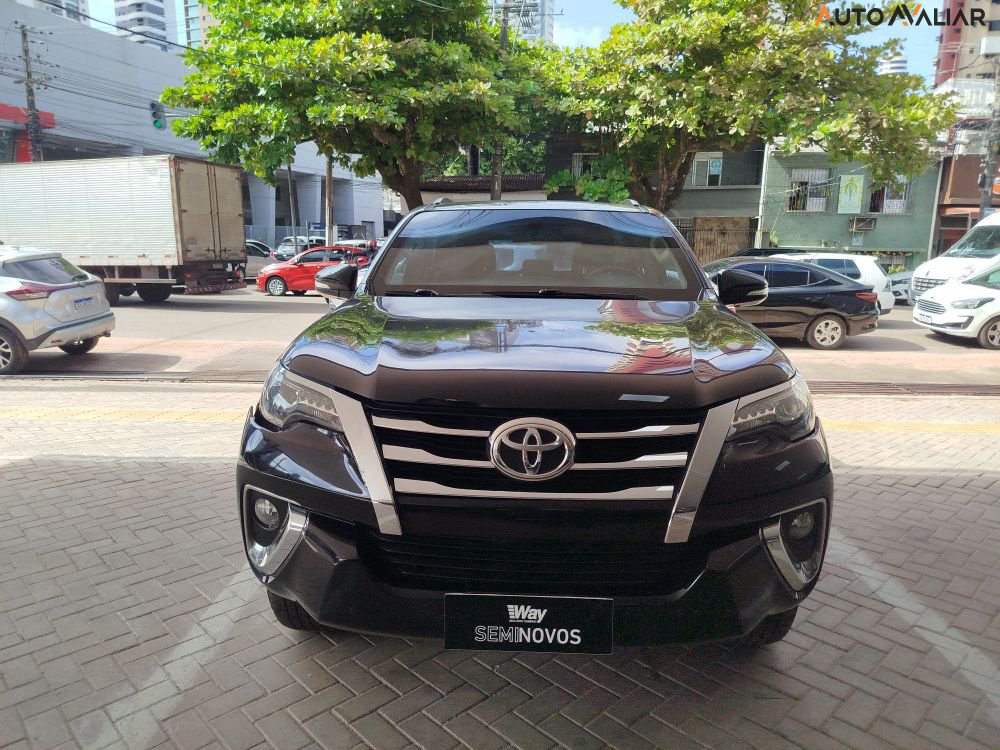 TOYOTA HILUX SW4 2.8 SRX 4X4 7 LUGARES 16V TURBO INTERCOOLER DIESEL 4P AUTOMATICO