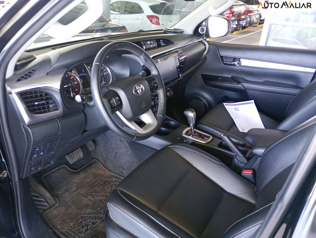 TOYOTA HILUX 2.8 D-4D TURBO DIESEL CD SRX 4X4 AUTOMÁTICO