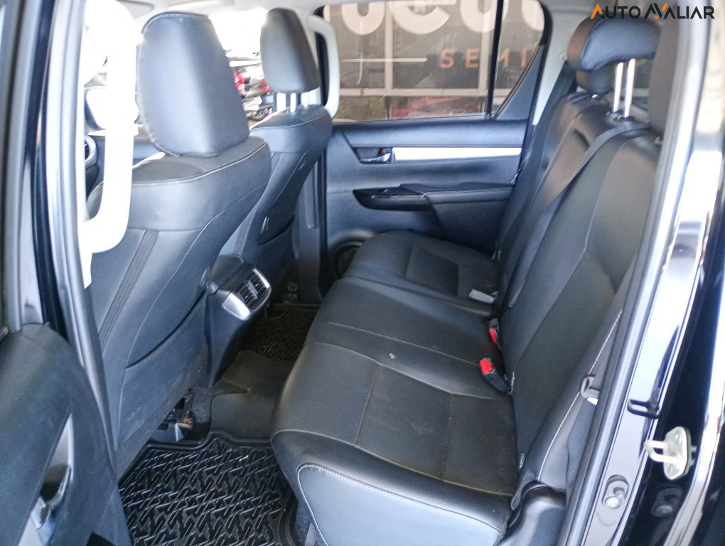 TOYOTA HILUX 2.8 D-4D TURBO DIESEL CD SRX 4X4 AUTOMÁTICO