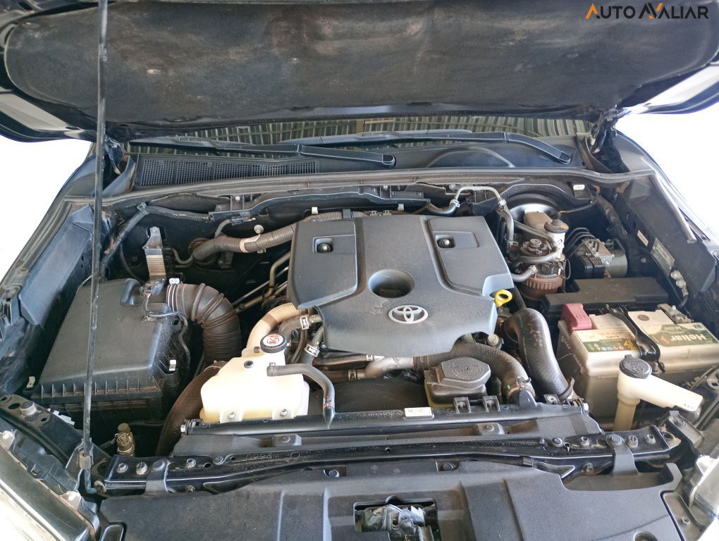 TOYOTA HILUX 2.8 D-4D TURBO DIESEL CD SRX 4X4 AUTOMÁTICO