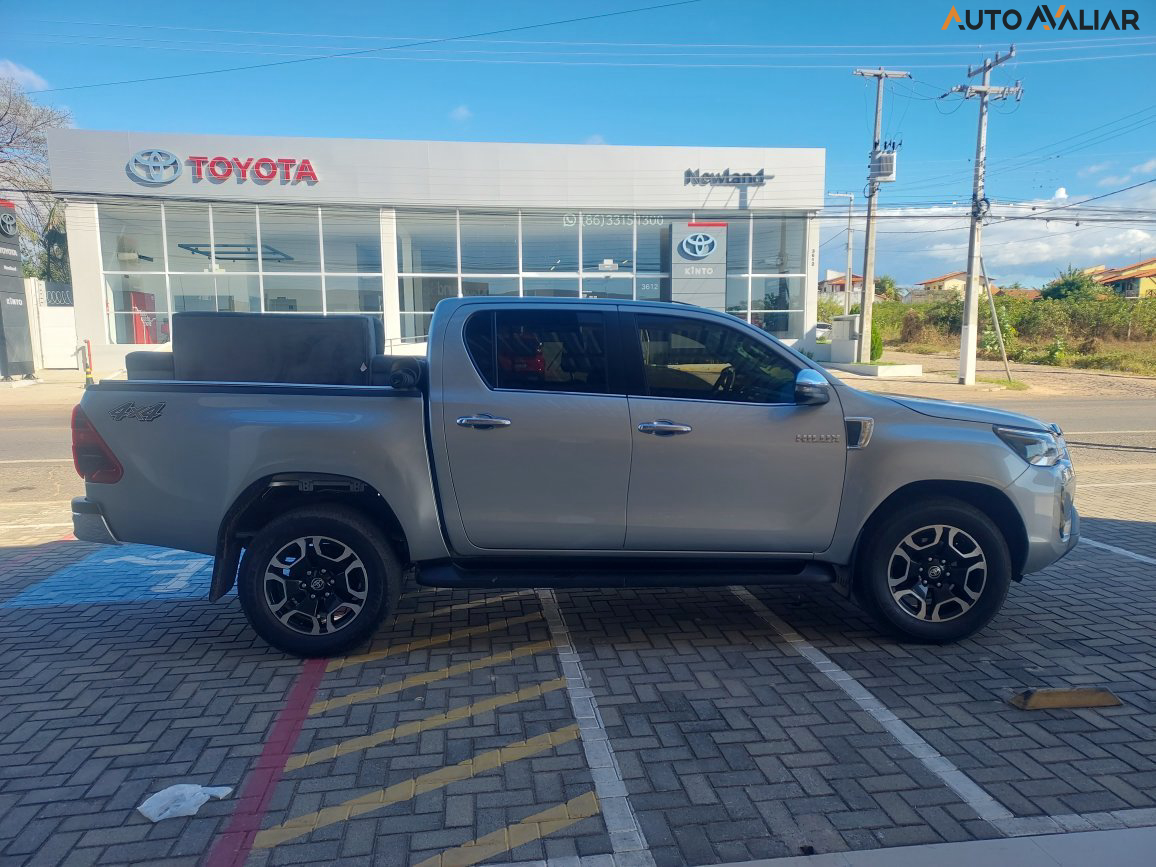 TOYOTA HILUX 2.8 D-4D TURBO DIESEL CD SRX 4X4 AUTOMÁTICO