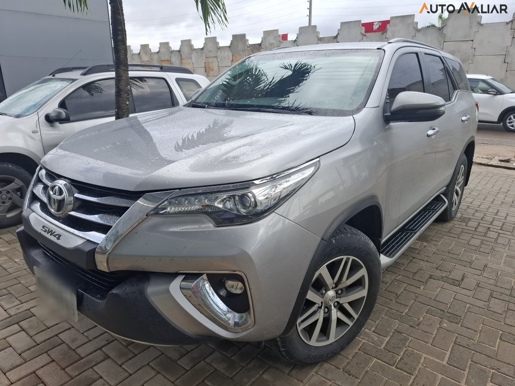 TOYOTA HILUX SW4 2.8 SRX 4X4 7 LUGARES 16V TURBO INTERCOOLER DIESEL 4P AUTOMATICO
