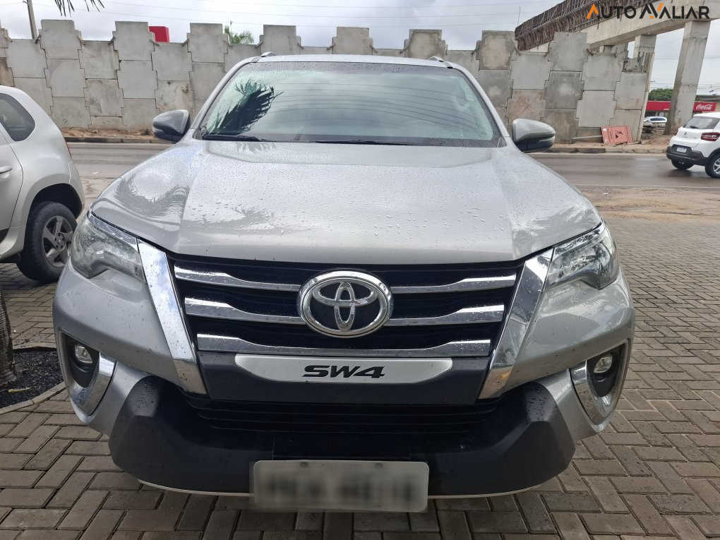 TOYOTA HILUX SW4 2.8 SRX 4X4 7 LUGARES 16V TURBO INTERCOOLER DIESEL 4P AUTOMATICO