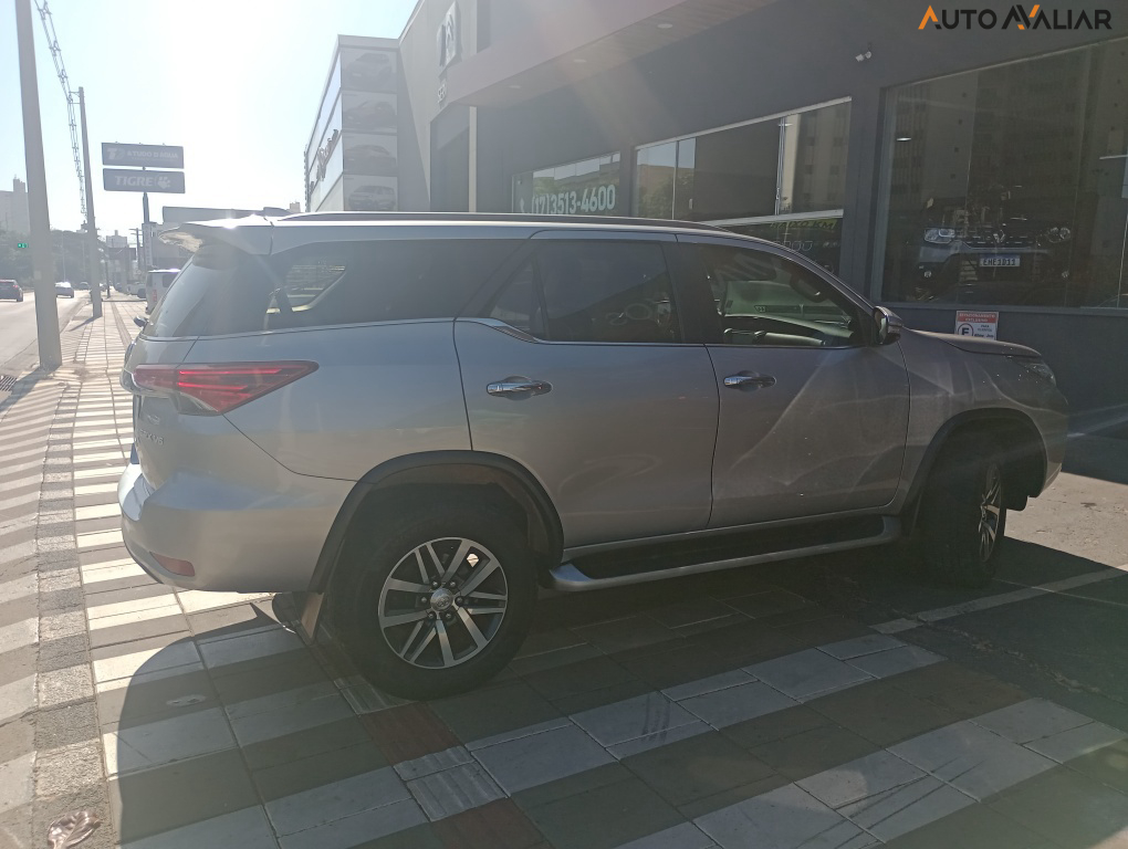 TOYOTA HILUX SW4 4.0 SRX 4X4 7 LUGARES V6 24V GASOLINA 4P AUTOMATICO