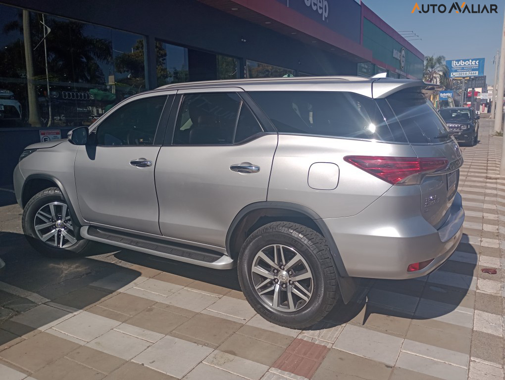 TOYOTA HILUX SW4 4.0 SRX 4X4 7 LUGARES V6 24V GASOLINA 4P AUTOMATICO
