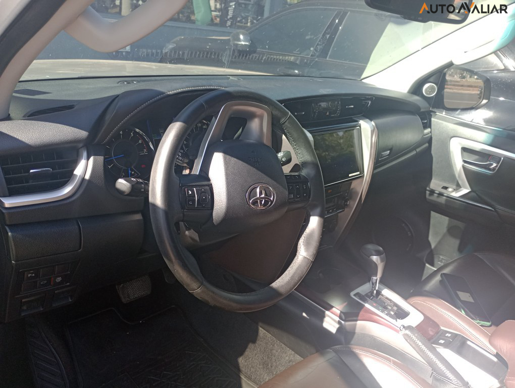 TOYOTA HILUX SW4 4.0 SRX 4X4 7 LUGARES V6 24V GASOLINA 4P AUTOMATICO