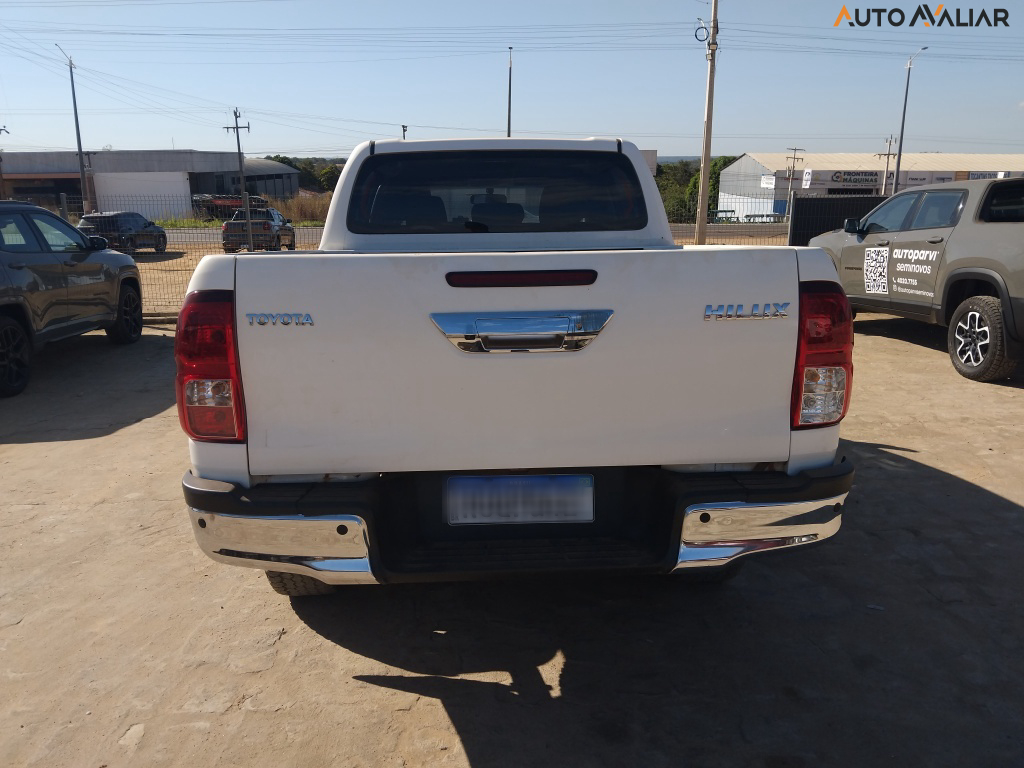 TOYOTA HILUX 2.8 D-4D TURBO DIESEL CD SR 4X4 AUTOMÁTICO