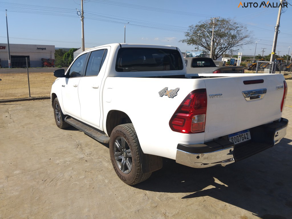 TOYOTA HILUX 2.8 D-4D TURBO DIESEL CD SR 4X4 AUTOMÁTICO