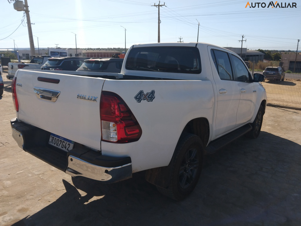 TOYOTA HILUX 2.8 D-4D TURBO DIESEL CD SR 4X4 AUTOMÁTICO