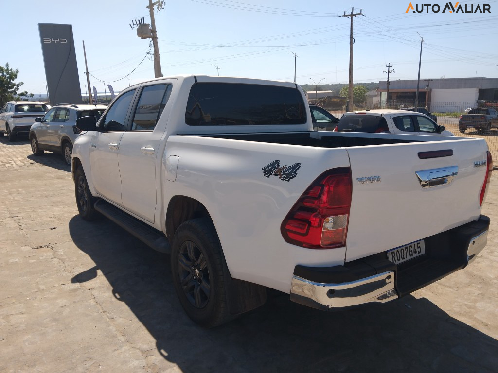 TOYOTA HILUX 2.8 D-4D TURBO DIESEL CD SR 4X4 AUTOMÁTICO