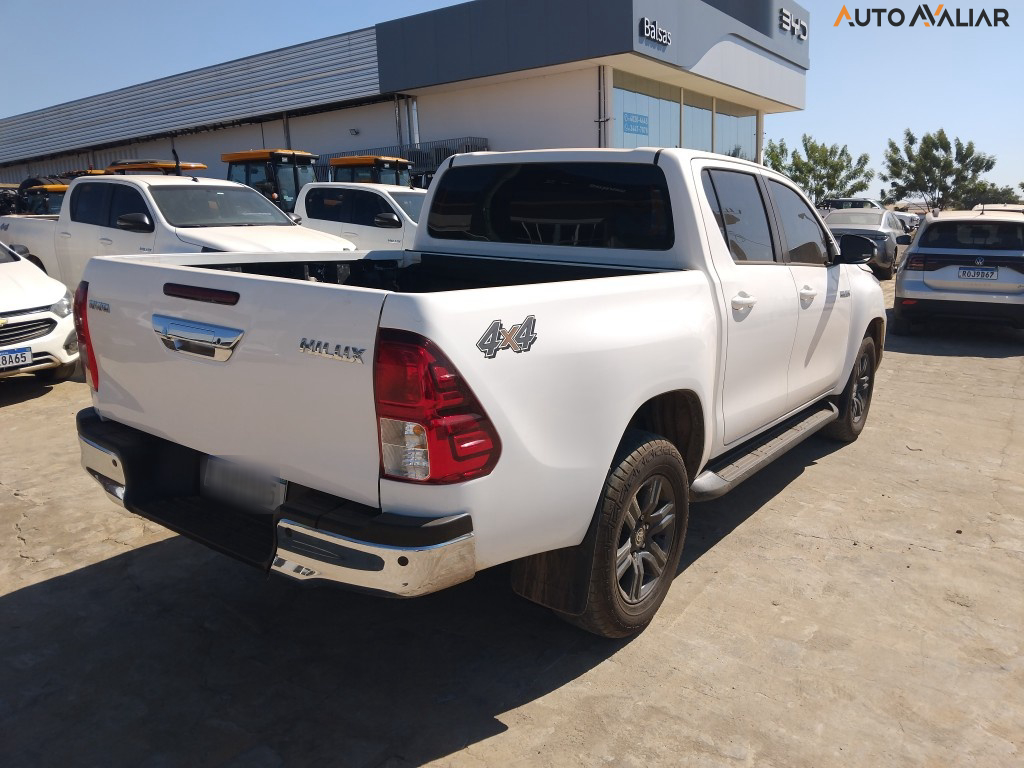 TOYOTA HILUX 2.8 D-4D TURBO DIESEL CD SR 4X4 AUTOMÁTICO