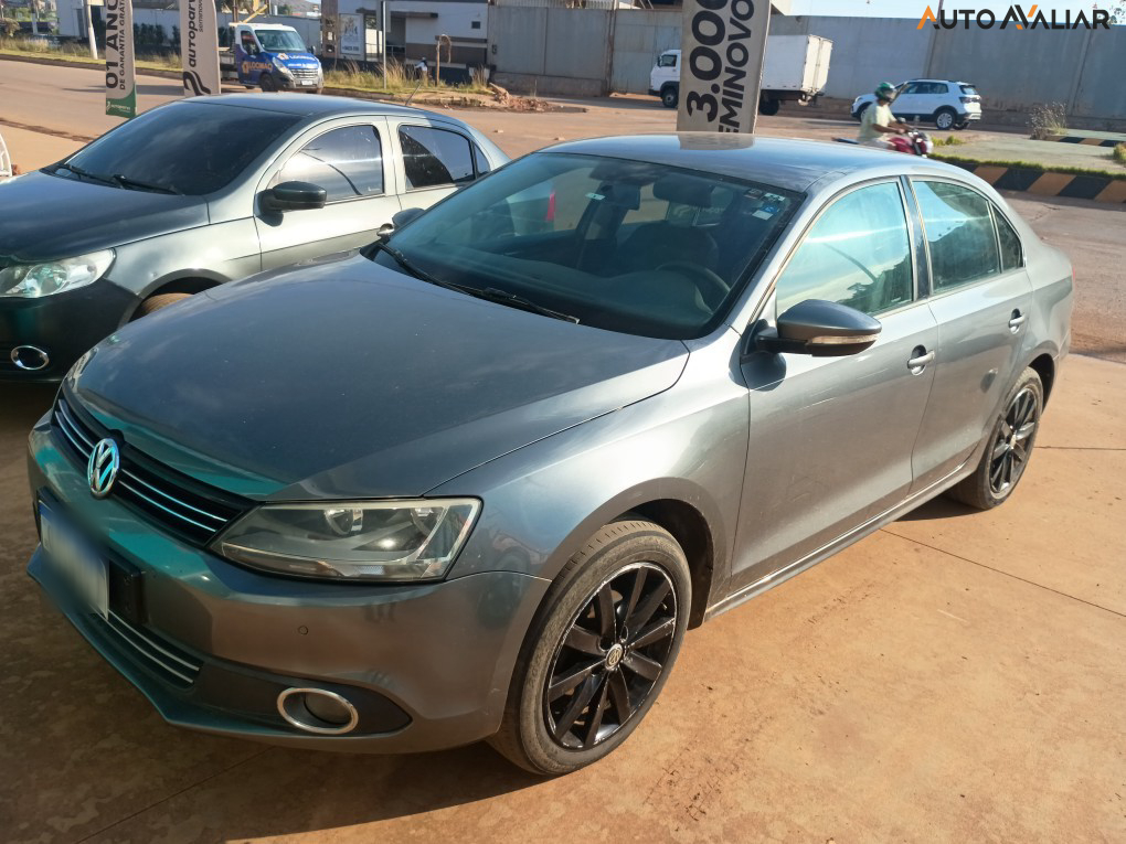 VOLKSWAGEN JETTA 2.0 COMFORTLINE FLEX 4P TIPTRONIC