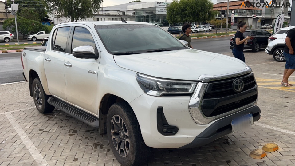 TOYOTA HILUX 2.8 D-4D TURBO DIESEL CD SRX 4X4 AUTOMÁTICO