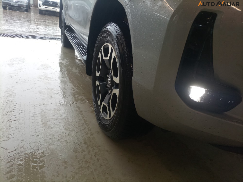 TOYOTA HILUX 2.8 D-4D TURBO DIESEL CD SRX 4X4 AUTOMÁTICO