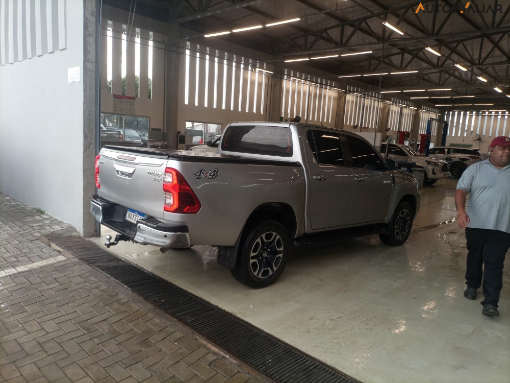 TOYOTA HILUX 2.8 D-4D TURBO DIESEL CD SRX 4X4 AUTOMÁTICO