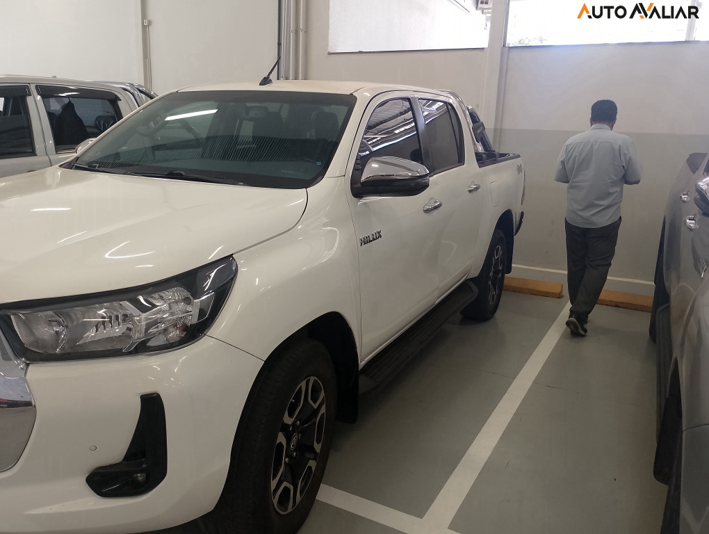 TOYOTA HILUX 2.8 D-4D TURBO DIESEL CD SRV 4X4 AUTOMÁTICO