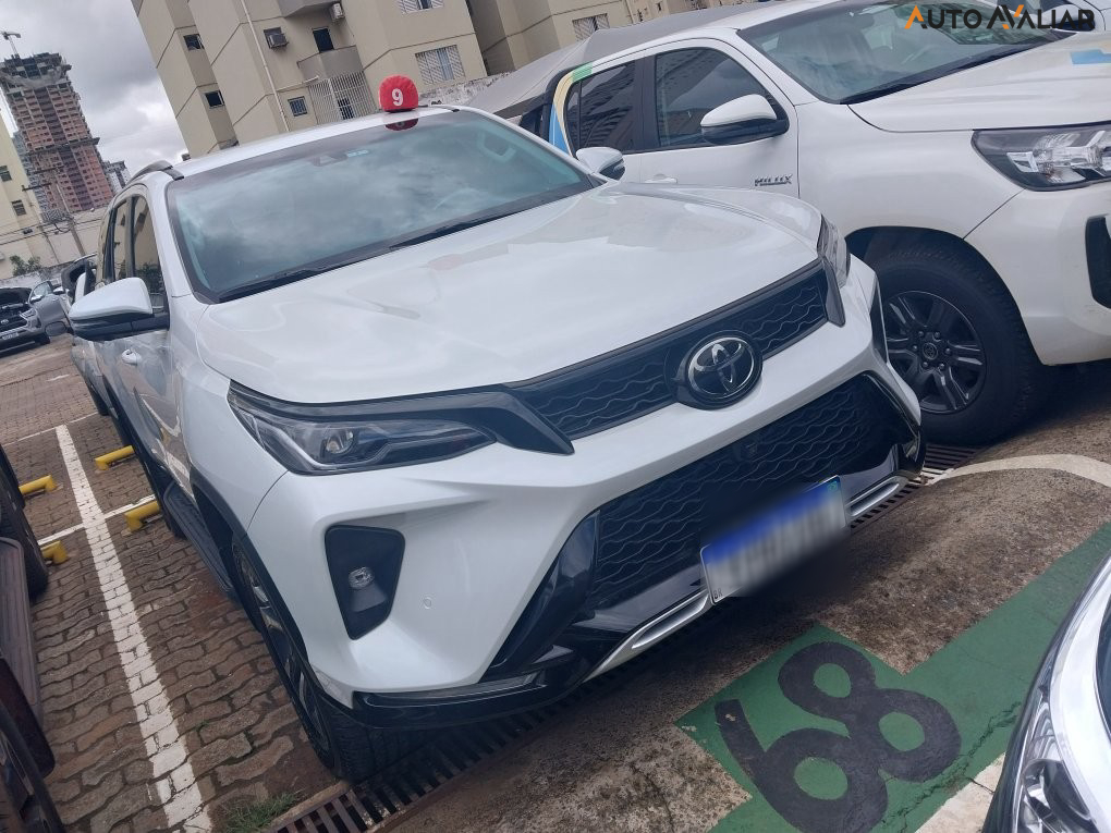 TOYOTA HILUX SW4 2.8 D-4D TURBO DIESEL SRX PLATINUM 4X4 AUTOM&Aacute;TICO