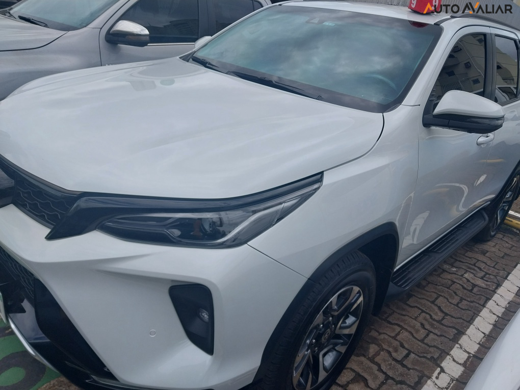 TOYOTA HILUX SW4 2.8 D-4D TURBO DIESEL SRX PLATINUM 4X4 AUTOMÁTICO