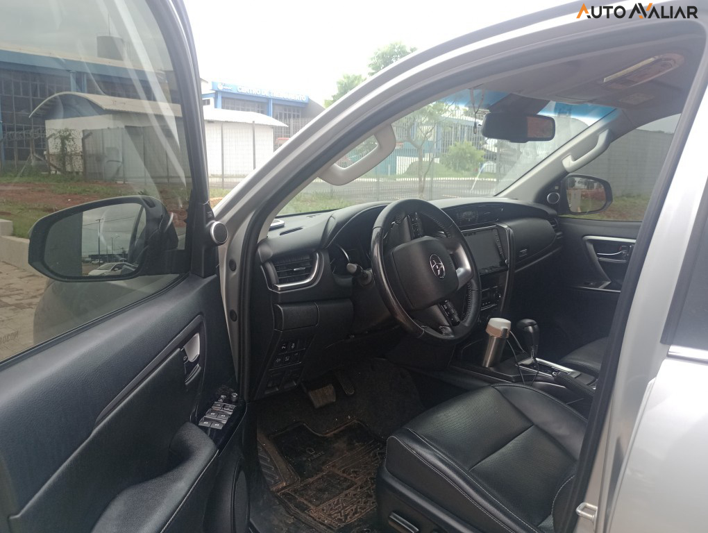 TOYOTA HILUX SW4 2.8 D-4D TURBO DIESEL SRX 7L 4X4 AUTOM&Aacute;TICO