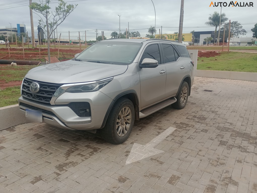 TOYOTA HILUX SW4 2.8 D-4D TURBO DIESEL SRX 7L 4X4 AUTOMÁTICO