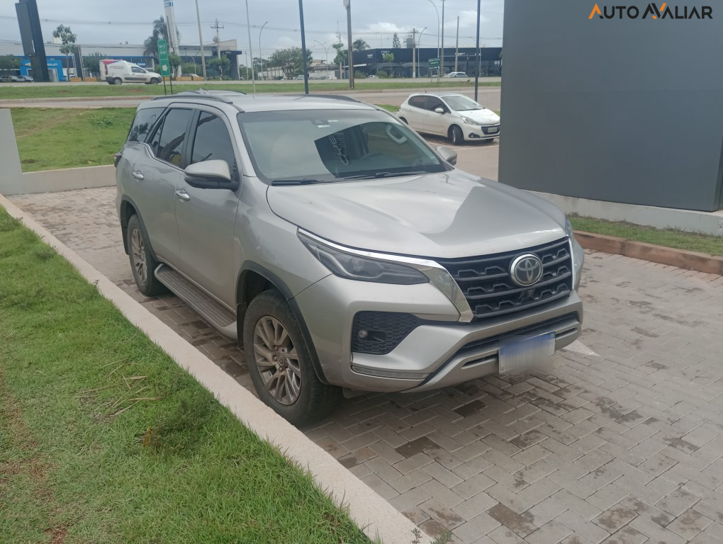 TOYOTA HILUX SW4 2.8 D-4D TURBO DIESEL SRX 7L 4X4 AUTOM&Aacute;TICO