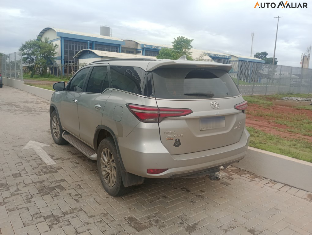 TOYOTA HILUX SW4 2.8 D-4D TURBO DIESEL SRX 7L 4X4 AUTOM&Aacute;TICO