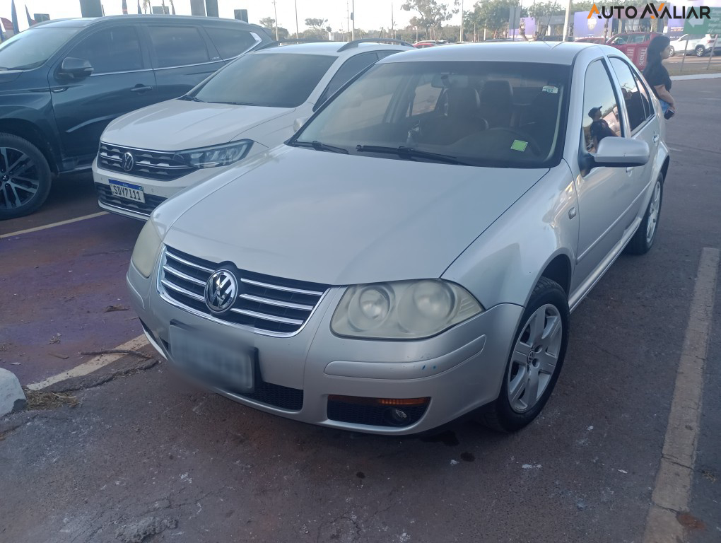 VOLKSWAGEN BORA 2.0 MI 8V GASOLINA 4P TIPTRONIC