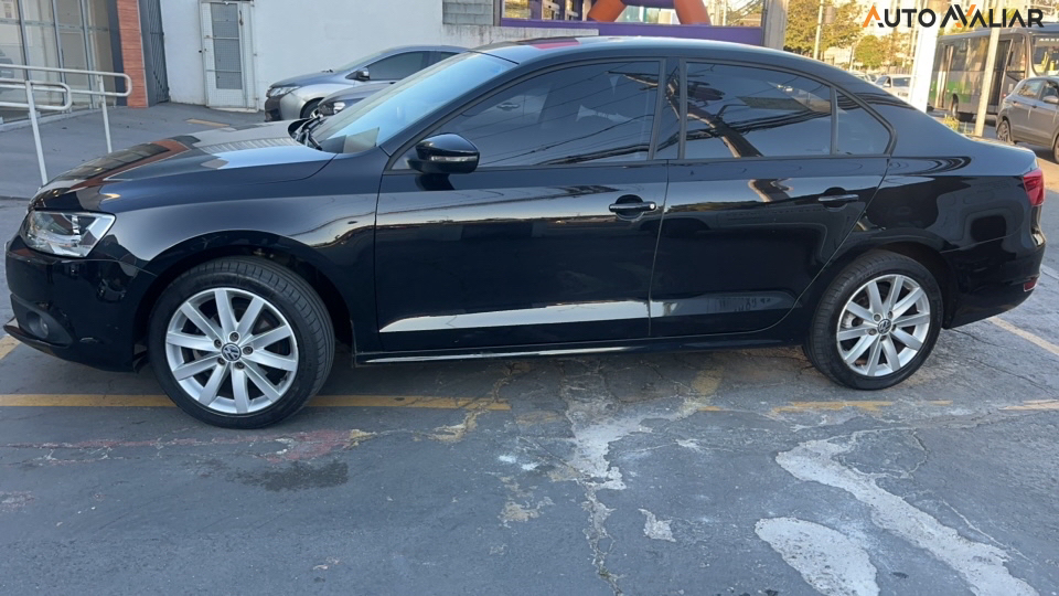VOLKSWAGEN JETTA 2.0 COMFORTLINE FLEX 4P TIPTRONIC