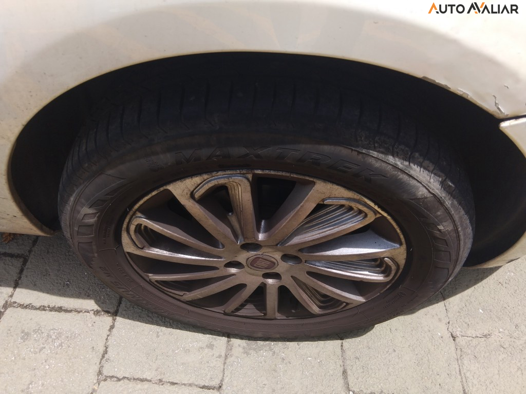 FIAT PUNTO 1.6 ESSENCE 16V FLEX 4P AUTOMATIZADO