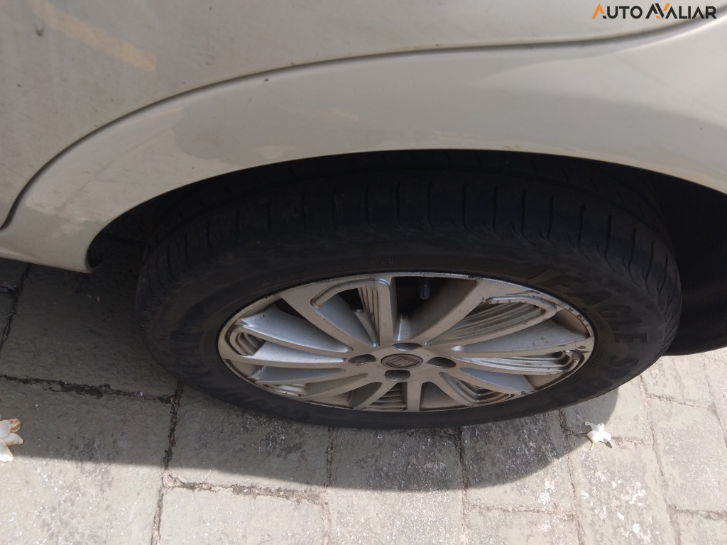 FIAT PUNTO 1.6 ESSENCE 16V FLEX 4P AUTOMATIZADO